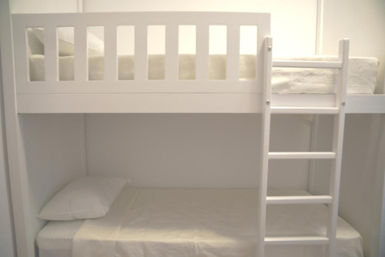 Cama num Dormitório Misto com 4 Camas